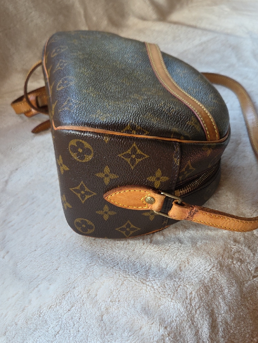 Louis Vuitton Vintage Monogram Blois Crossbody Bag - Picture 4 of 11
